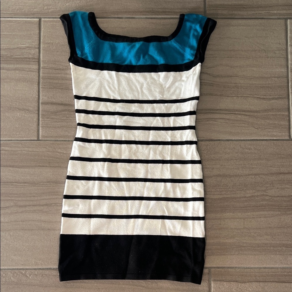 bebe Y2K Vintage Black and White Striped Top with Cap Sleeves